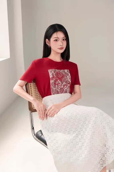 Áo thun đỏ in hoa ren Romantic