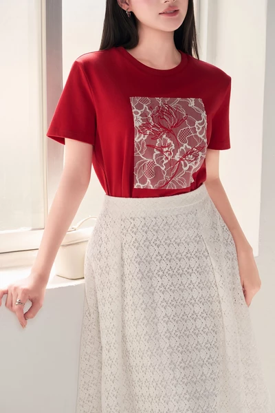 Áo thun đỏ in hoa ren Romantic
