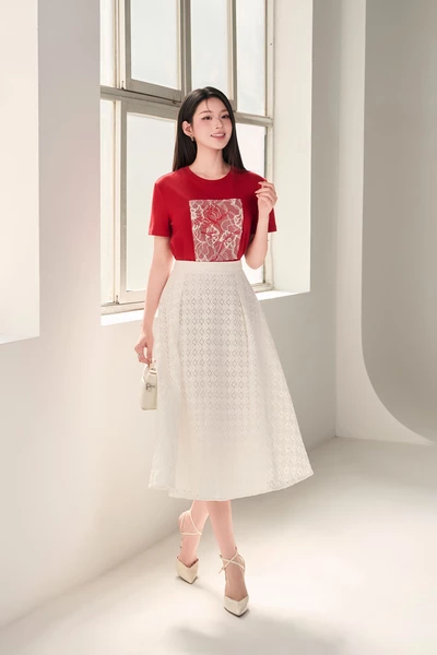 Áo thun đỏ in hoa ren Romantic