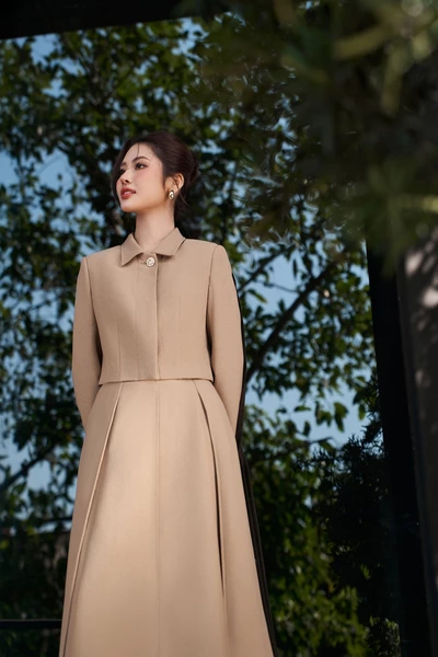 Áo khoác cổ đức Camille Cropped