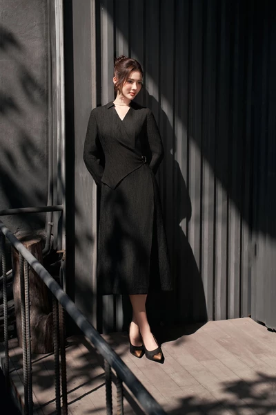 Đầm vân ôm cổ V cách điệu