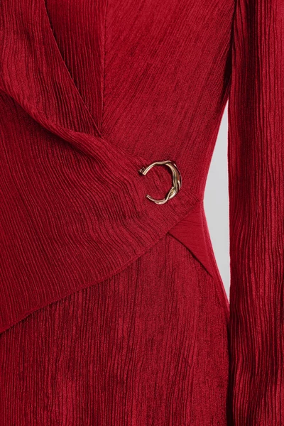 Đầm vân ôm cổ V cách điệu