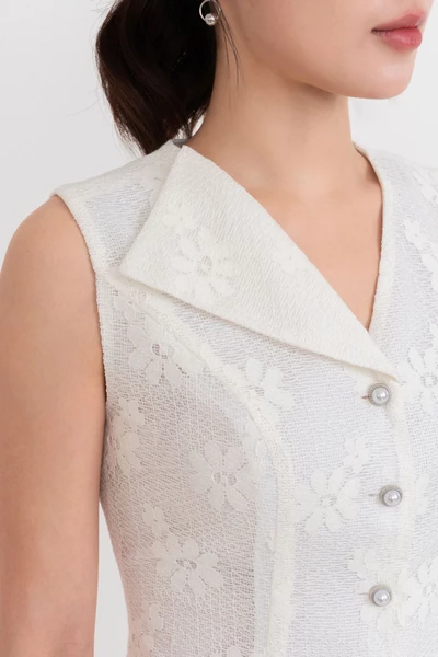Áo ôm cổ V ren hoa Ivory