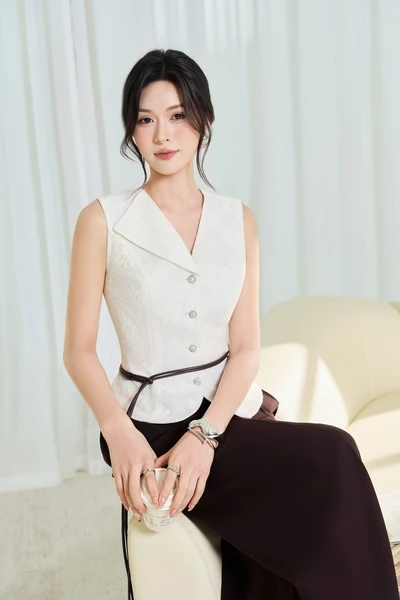 Áo ôm cổ V ren hoa Ivory