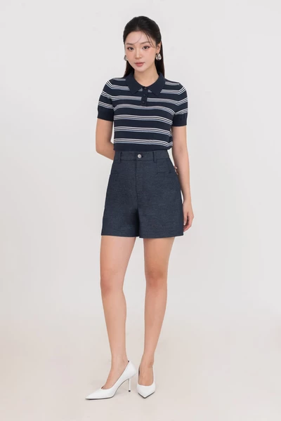 Áo len kẻ cổ đức