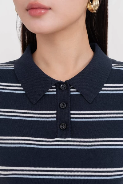 Áo len kẻ cổ đức