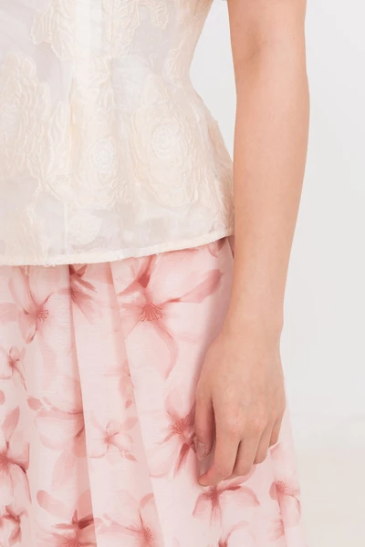 Áo kiểu Blooming Touch