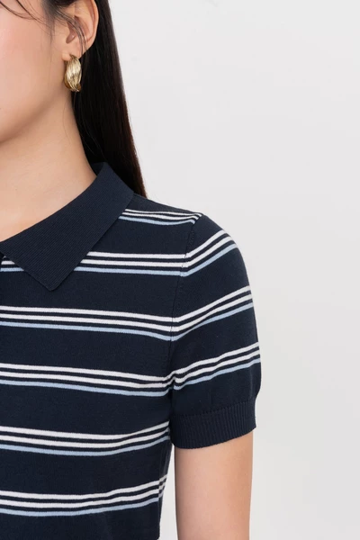 Áo len kẻ cổ đức