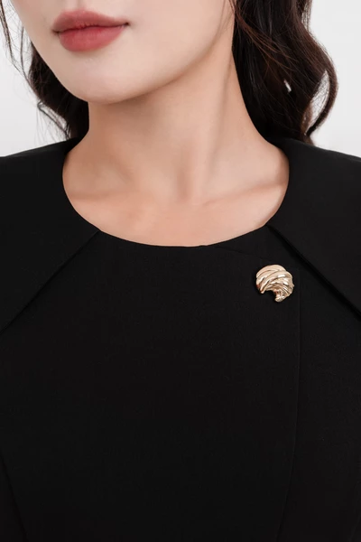 Áo kiểu Noir Cape
