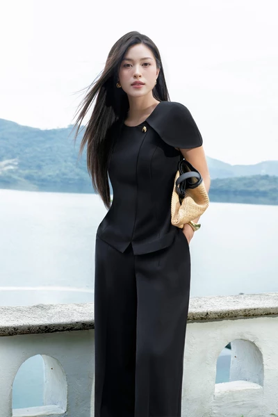 Áo kiểu Noir Cape