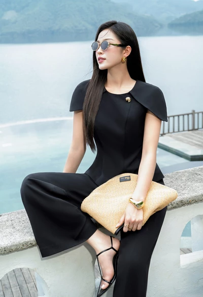 Áo kiểu Noir Cape