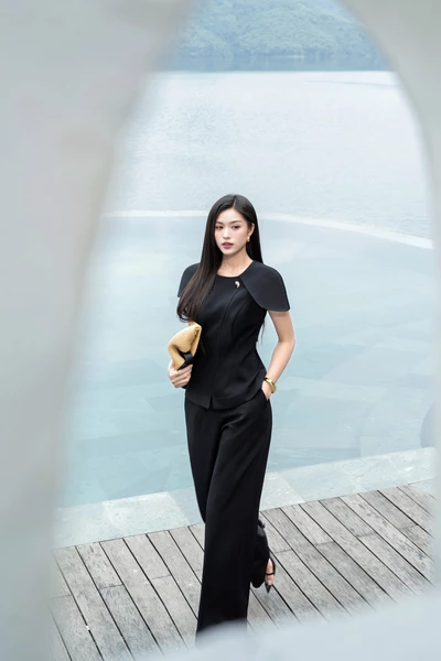 Áo kiểu Noir Cape
