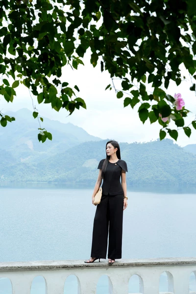 Áo kiểu Noir Cape