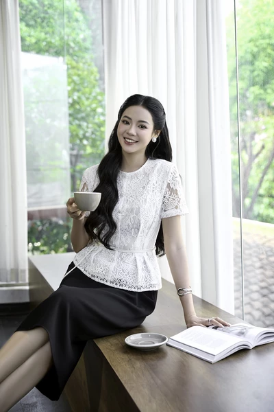 Áo kiểu White Verse