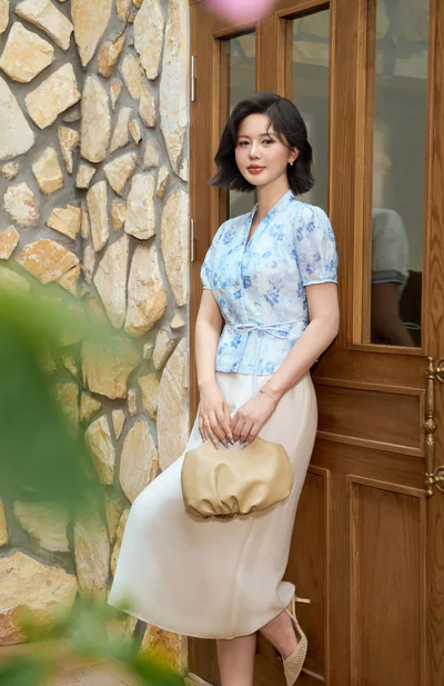 Áo blouse hoa xanh cổ V