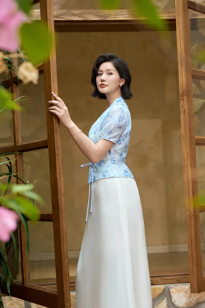 Áo blouse hoa xanh cổ V