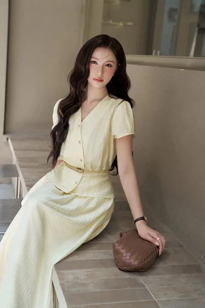 Áo lụa ôm cổ V